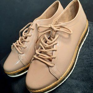 PERFECT NEUTRAL BLUSH PATENT CASUAL SHOES w GOLD ACCENTS 7.5